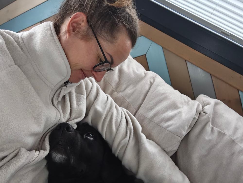 Sabine kuschelt mit ihrer Hündin Hermi