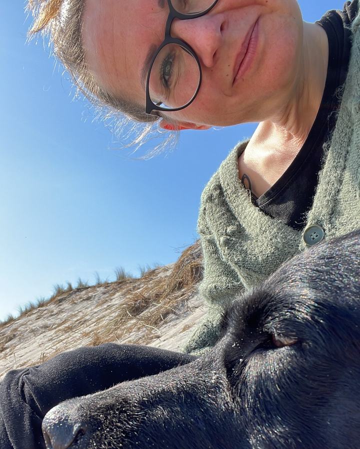Sabine mit ihrem Hund in den Dünen