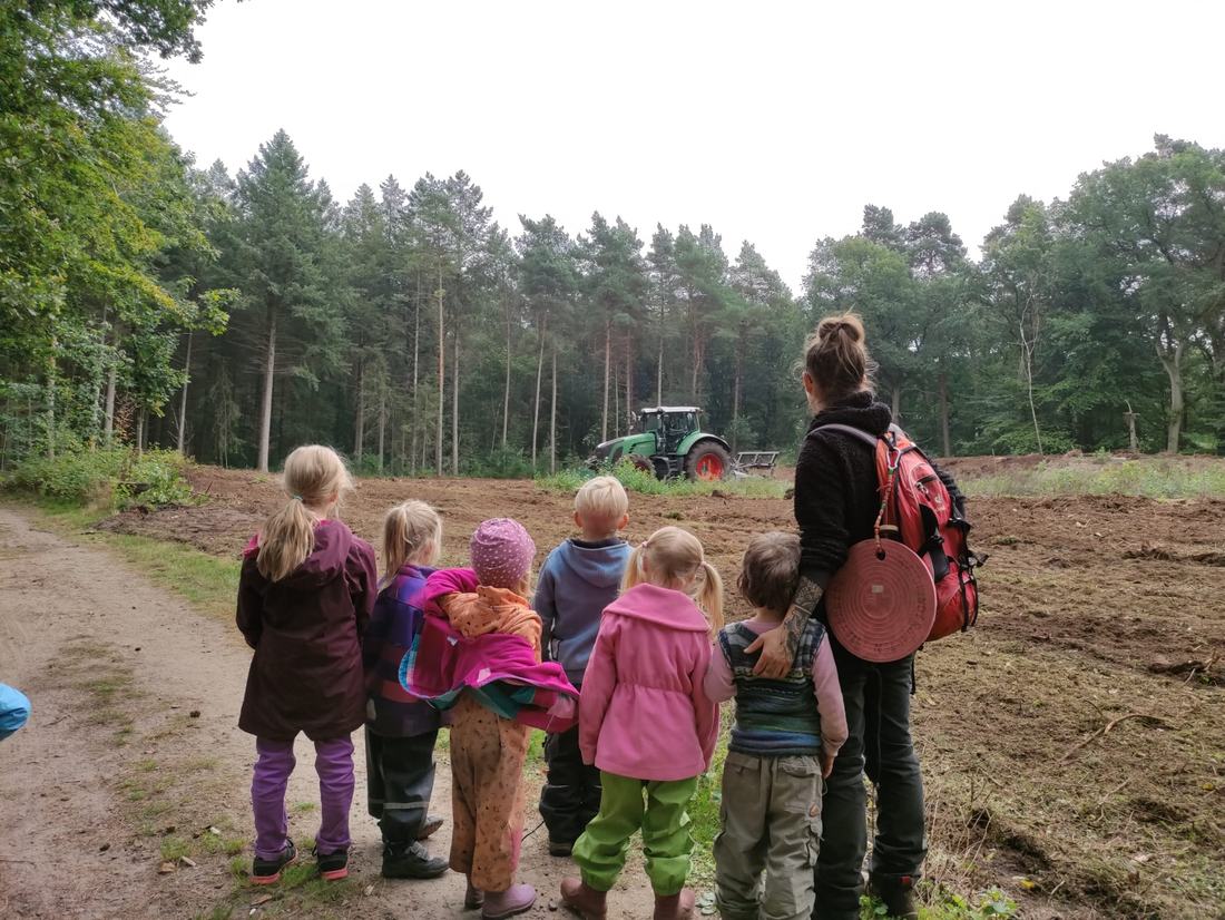 Sabine mit einer Kindergartengruppe am Waldrand
